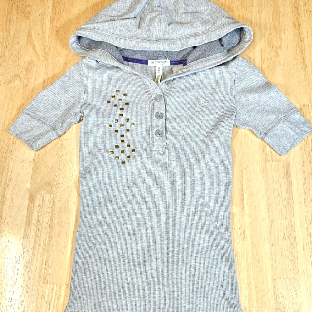 Fitted Gold Accent Hooded Top